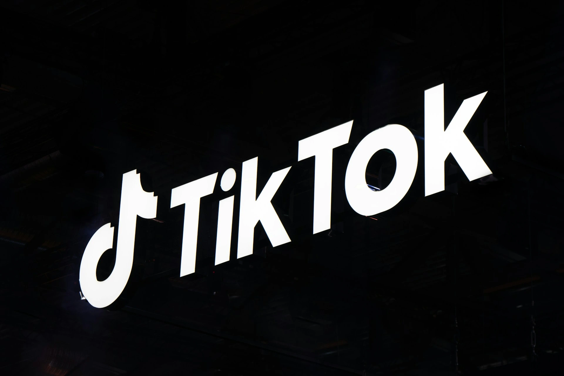 TikTok Lägger Av Hundratals Anställda i Skiftet för AI-Innehållsmoderering