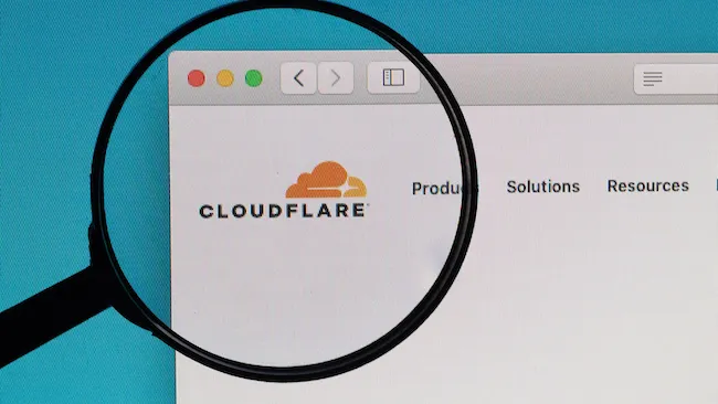 AI Labyrint: Cloudflares nya verktyg lurar AI-sökrobotar med falska webbsidor