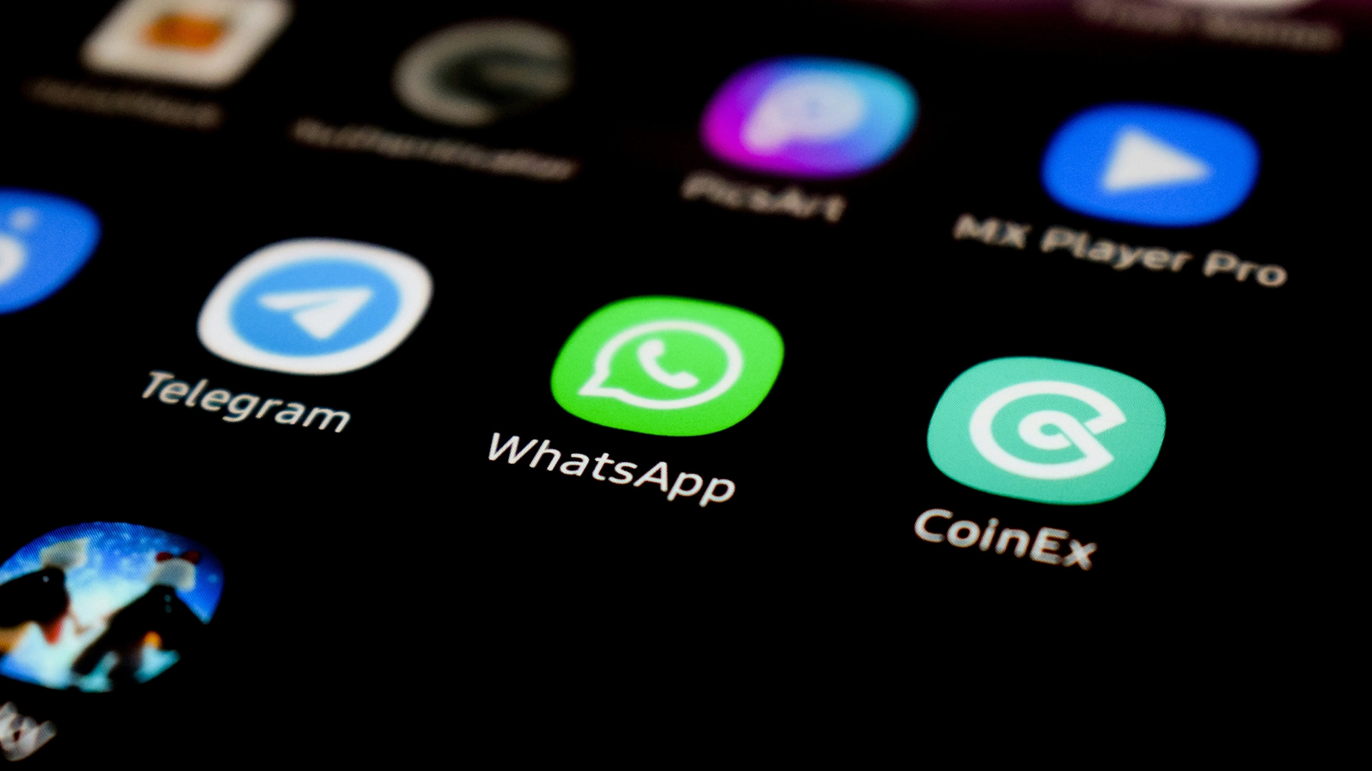 WhatsApp lanserar annonser i status, l&auml;gger till betalda kanalfunktioner