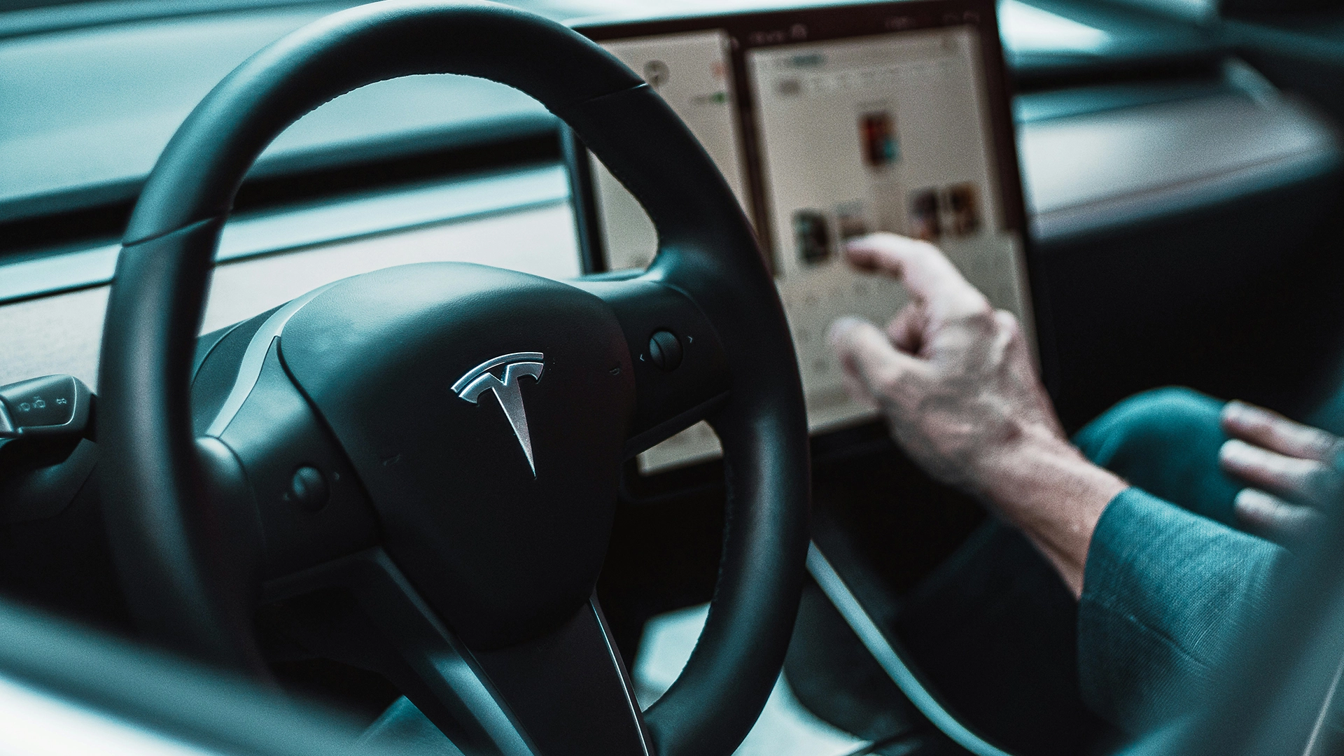Tesla Drabbas av 243 miljoner dollar i Skadest&aring;nd efter att Hacker &Aring;terh&auml;mtar Kraschdata