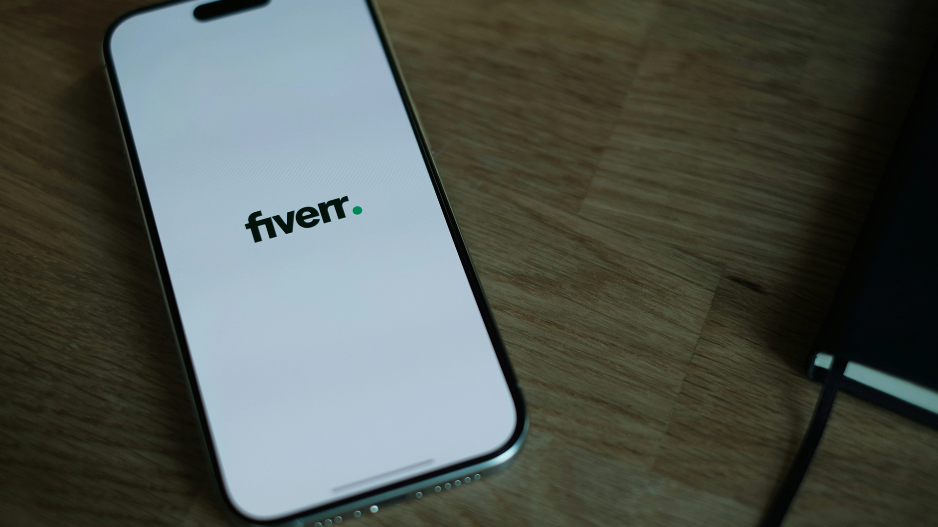 Fiverr &ouml;verg&aring;r till AI-struktur och s&auml;ger upp 30% av arbetskraften